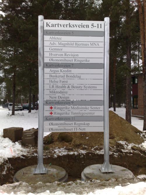 Kongsberg Tynnplate Pylon stolpeskilt Galv og aluminium